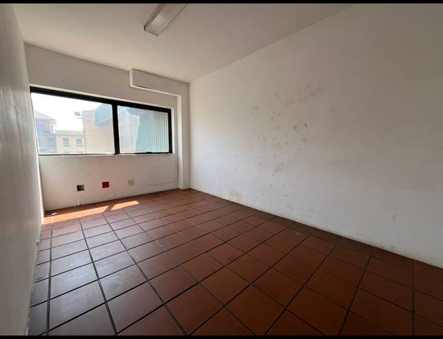 544M² WAREHOUSE TO LET IN ROOIHUISKRAAL